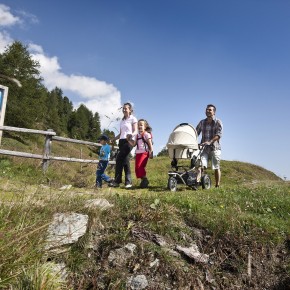 ENGADIN St. Moritz: Familie mit Kinderwagen auf dem Maerchenweg