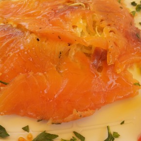 salmone marinato su letto di finocchi