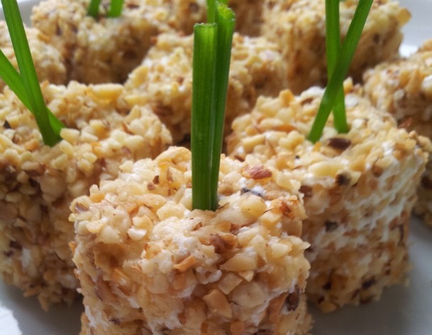 Formaggio con granella di nocciole