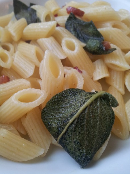 Pasta con pancetta affumicata e salvia fritta