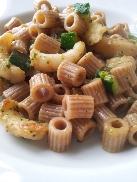 Pasta di farro con scampi e zucchine