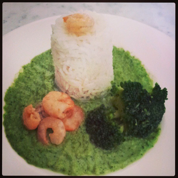 Riso basmati con gamberetti su letto di crema di broccoli